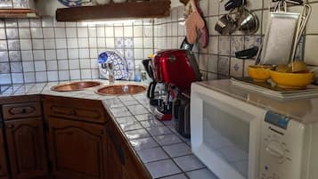 Een koelkast, een microgolfoven, een oven, een kookplaat