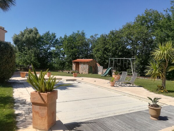Property grounds - CANET EN ROUSSILLON Quiet villa, 2km from the beach with large garden and swimming pool (Canet en roussillon)