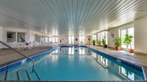 Innendørsbasseng og et oppvarmet basseng