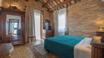 3 bedrooms, iron/ironing board, travel cot, free WiFi