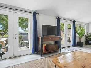 Smart TV, fireplace - Waterfront Home With Boat Dock, Kayaks and More! (Milton)