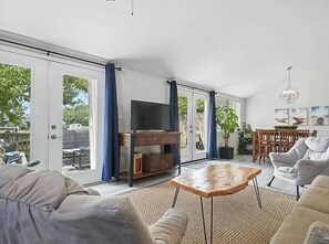 Smart TV, fireplace - Waterfront Home With Boat Dock, Kayaks and More! (Milton)