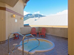 Outdoor spa tub - The Après | Village Studio with Hot Tub & View (Whistler)