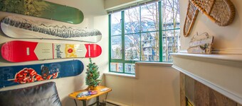 The Après | Village Studio with Hot Tub & View