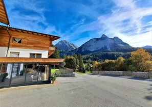 Property grounds - New Apart at the Zugspitze with spa, hot tub, barbecue area, beautiful outdoor area... (Ehrwald)