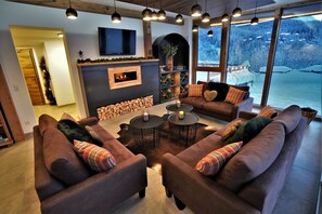 TV, fireplace, DVD player, table tennis - New Apart at the Zugspitze with spa, hot tub, barbecue area, beautiful outdoor area... (Ehrwald)
