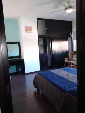 Apartamento básico | 3 dormitorios, edredones de plumas, ropa de cama