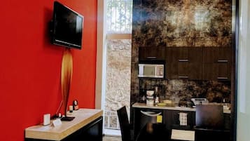 Departamento, 2 habitaciones | Cocina privada | Microondas, parrilla de estufa y cafetera y tetera
