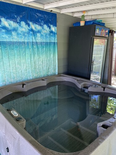 Melodic Forest~King Bed,Hot Tub, Forest, Rec Room, Wineries, Erie & Cleveland