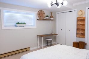 1 habitación, escritorio, tabla de planchar con plancha y cuna de viaje