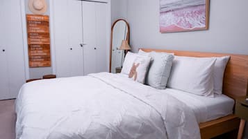 1 habitación, escritorio, tabla de planchar con plancha y cuna de viaje