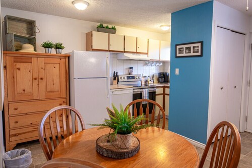 Harrison On The Lake | Walkable to Beach & Village