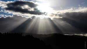 Et landskab med et bjerglandskab og en klar himmel.