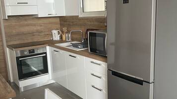 Een koelkast, een microgolfoven, een oven, een kookplaat