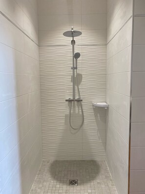 Shower, towels