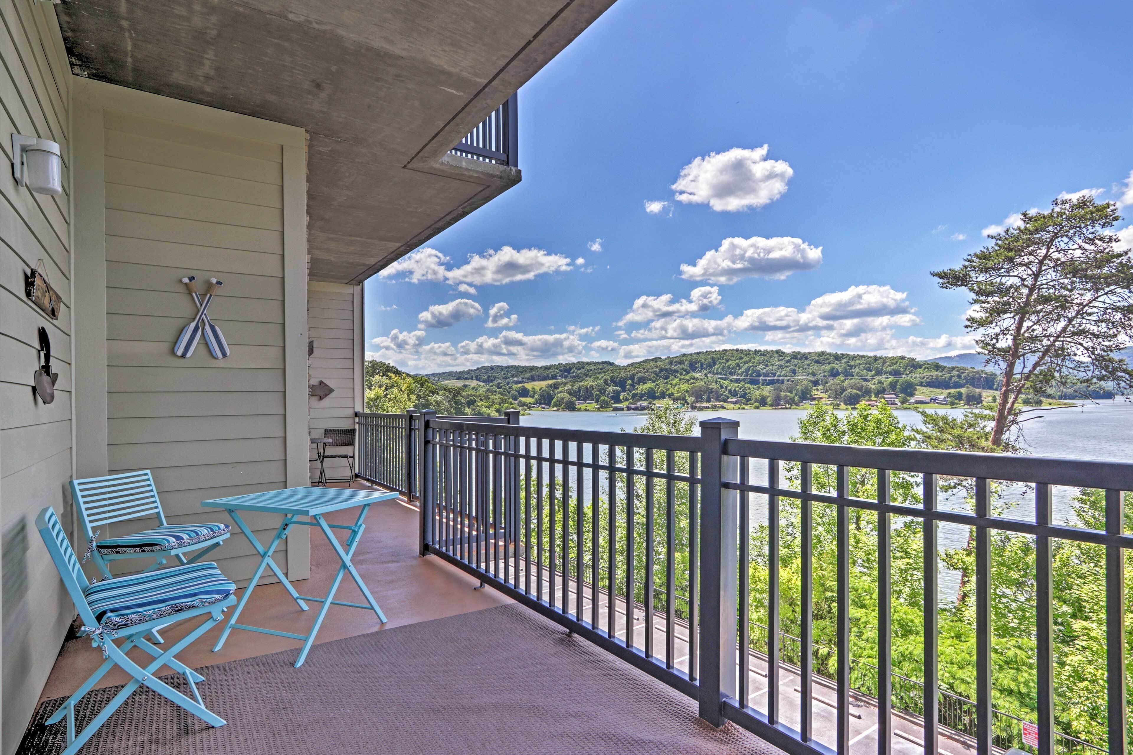 Modern Family Condo with Pano Lake Views & Pool!