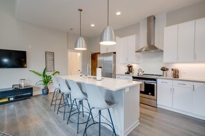 Apartment, 4 Bedrooms | Private kitchen