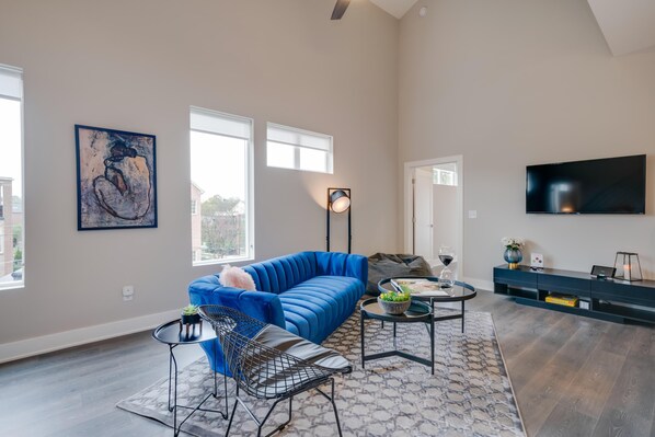 Apartment, 4 Bedrooms | Living room