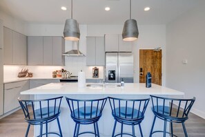 Departamento, 3 habitaciones | Cocina privada | Refrigerador con congelador, microondas y parrilla de estufa