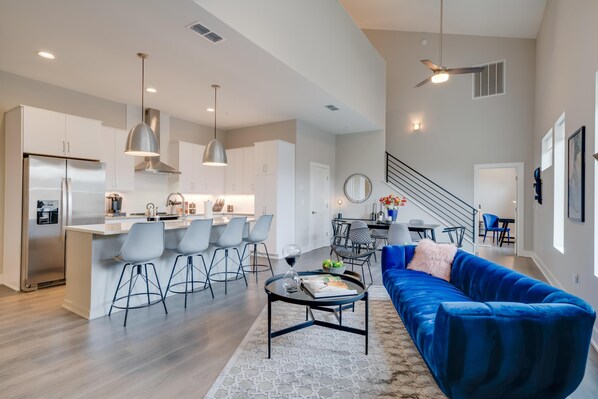 Departamento, 4 habitaciones | Área de sala de estar | Televisión de 50 pulgadas con canales vía satélite, Netflix y Hulu