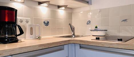 Réfrigérateur, micro-ondes, cafetière/bouilloire, grille-pain