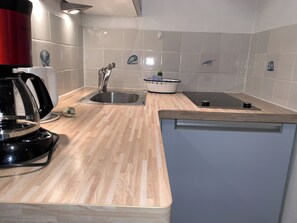 Kühlschrank, Mikrowelle, Wasserkocher mit Kaffee-/Teezubehör, Toaster