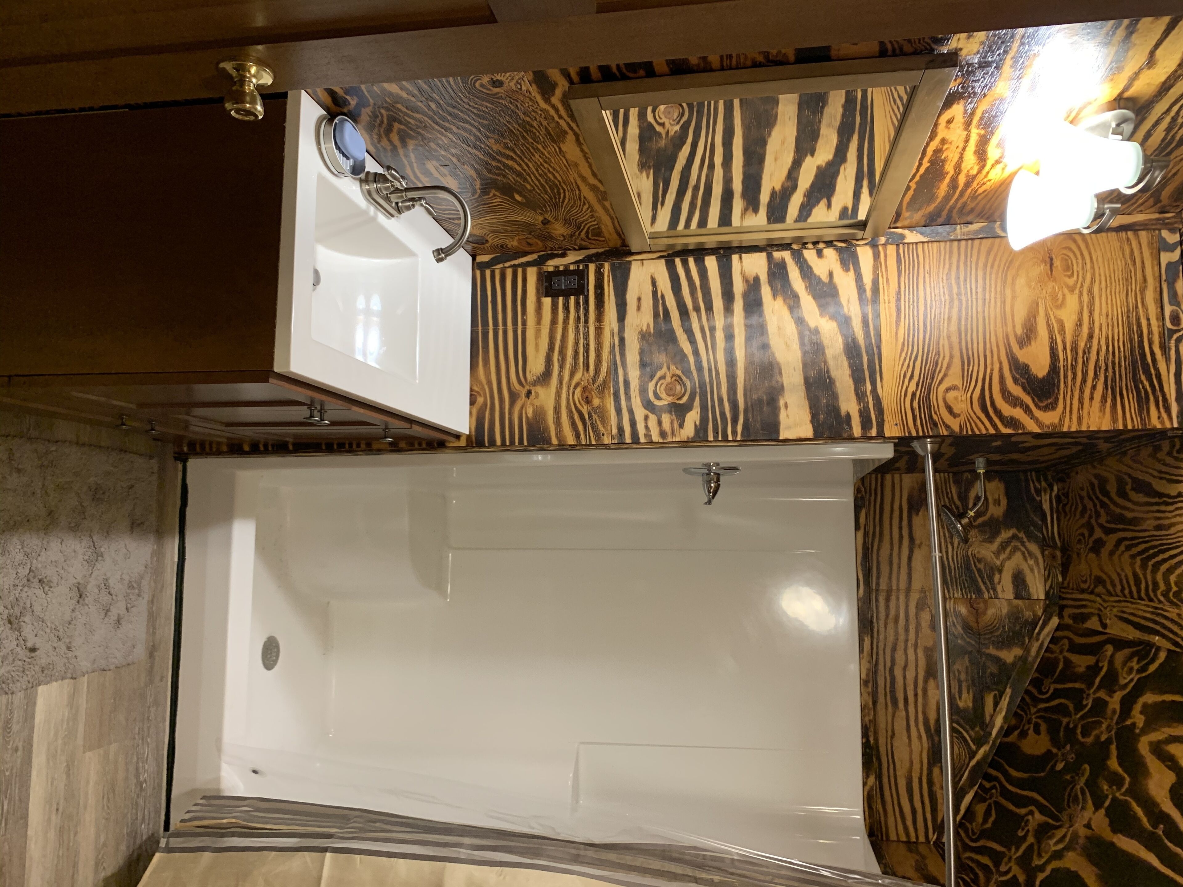 Douche, sèche-cheveux, serviettes fournies, savon