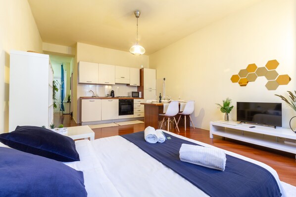 2 bedrooms, iron/ironing board, free WiFi, bed sheets
