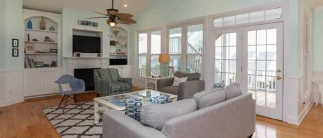 Una Smart TV, una chimenea, videojuegos, un reproductor de DVD