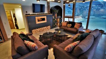TV, fireplace, table tennis, books