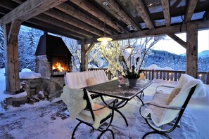 Outdoor dining - New Apart at the Zugspitze with spa, hot tub, barbecue area, beautiful outdoor area!   (Ehrwald)