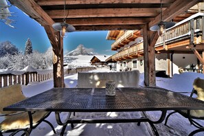 Outdoor dining - New Apart at the Zugspitze with spa, hot tub, barbecue area, beautiful outdoor area!   (Ehrwald)