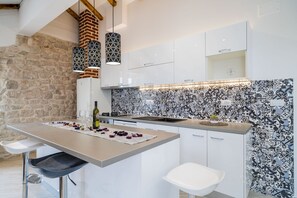 Fridge, microwave, stovetop, toaster - Villa Ro-Ma - Three Bedroom Villa with Terrace and Sea View (Slano)