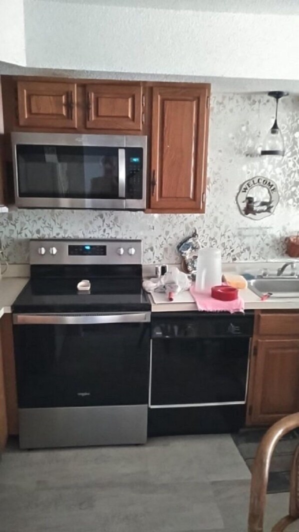 Fridge, microwave, oven, stovetop - Condo 2 bedroom 2 bath dock (Ocean City)