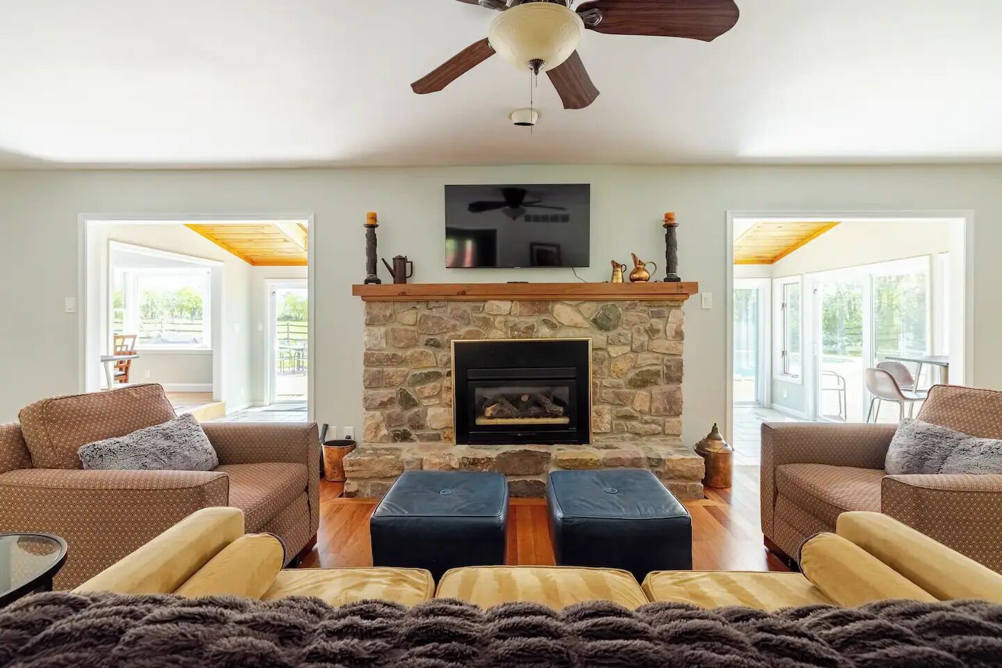 Una Smart TV, una chimenea, un futbolín