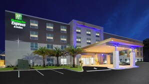 A Holiday Inn Express & Suites hotel with a covered entrance and a parking lot. - Holiday Inn Express & Suites Deland South by IHG (DeLand)