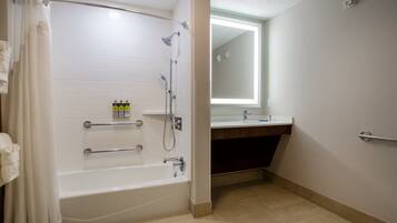 Un baño moderno con bañera, ducha y tocador.