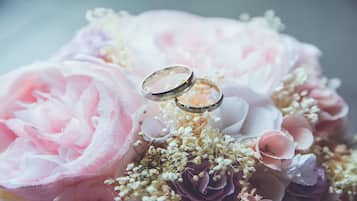 Un ramo de flores con dos anillos encima.