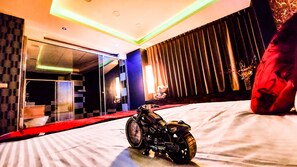 Desk, blackout drapes, soundproofing, free WiFi - SUAO Backpackers (Suao)
