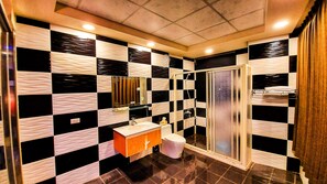 Quarto com design assinado | Banheiro | Chuveiro, produtos de toalete grátis, secador de cabelo, chinelos