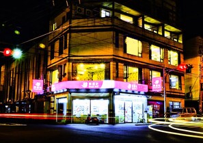 Front of property – evening/night - SUAO Backpackers (Suao)