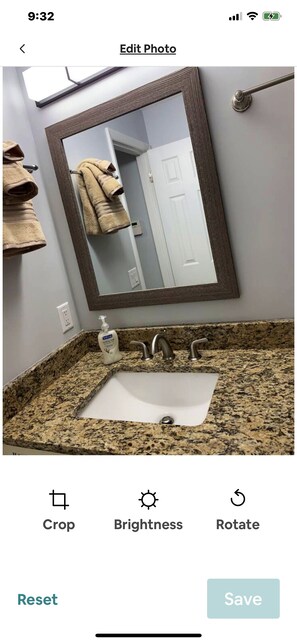 Badewanne, Haartrockner, Handtücher