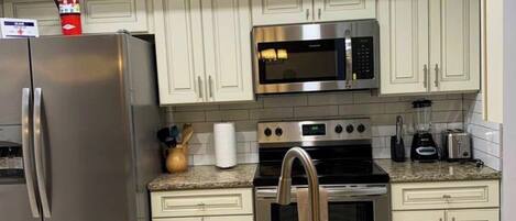 Mikrobølgeovn, oppvaskmaskin, kaffetrakter/tekoker og kjøkkenutstyr