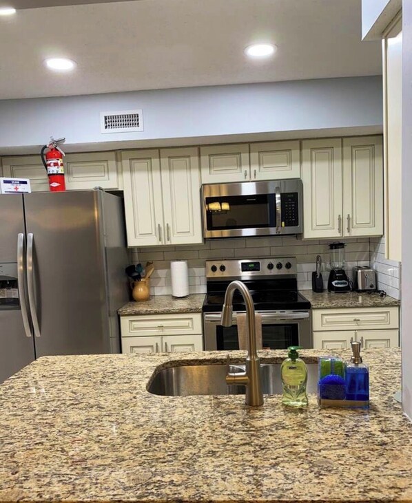 Mikrowelle, Geschirrspüler, Wasserkocher mit Kaffee-/Teezubehör