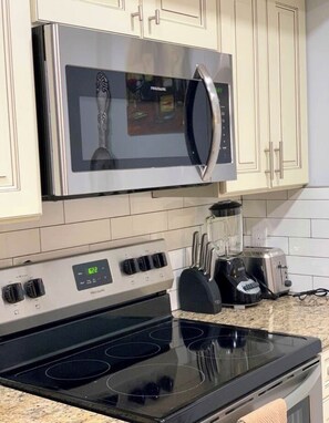 Mikrowelle, Geschirrspüler, Wasserkocher mit Kaffee-/Teezubehör