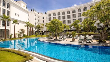 Una piscina al aire libre (de 06:00 a 22:00), sombrillas, tumbonas