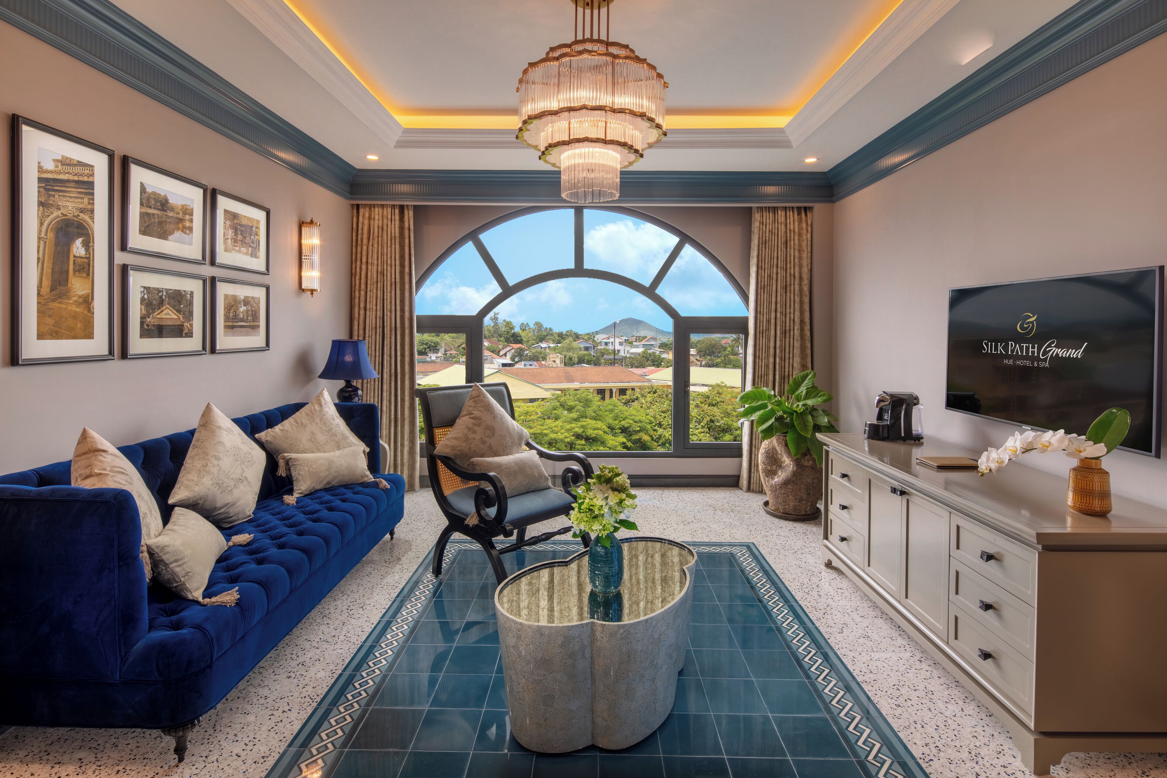 Suite junior, vista al río | Área de sala de estar | Televisión LED de 32 pulgadas con canales digitales y televisión 