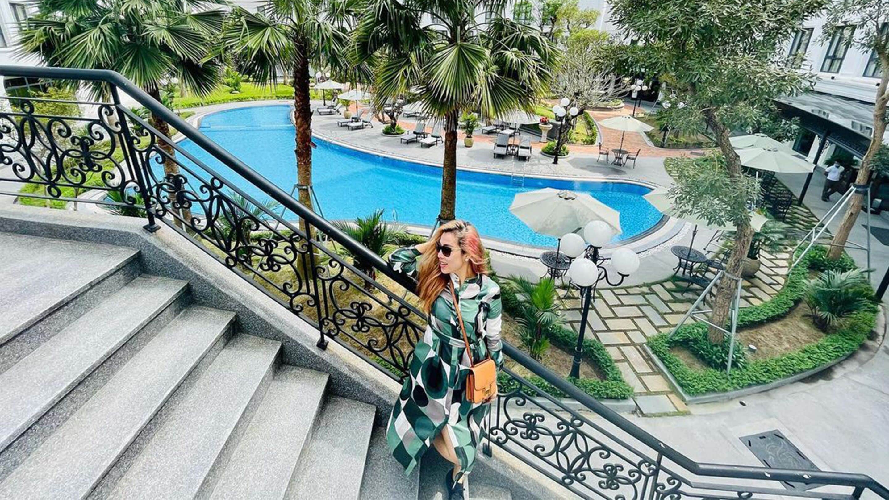 Piscina a l&#x27;aire lliure (horari: 06:00-22:00), para-sols i gandules 