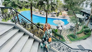 屋外プール、営業時間 6:00 ~ 22:00、プール パラソル、サンラウンジャー