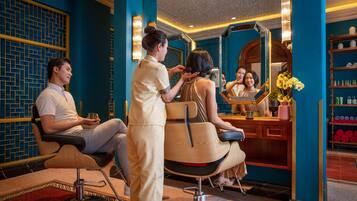 Salas de tratamiento para parejas, un sauna, una bañera de hidromasaje